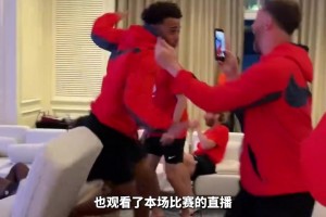 美国队看尼克斯逆转绝杀，队内马刺球迷被贴脸庆祝...